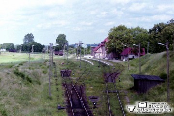 Mikołajki 18.06.1993. SU45-028 z osobowym od strony Olsztyna wjechał na stację w Mikołajkach