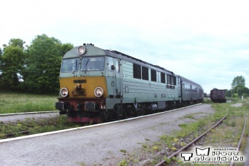 Mikołajki 18.06.1993. SU46-045 z osobowym z Ełku do Olsztyna wjeżdża na stację w Mikołajkach.