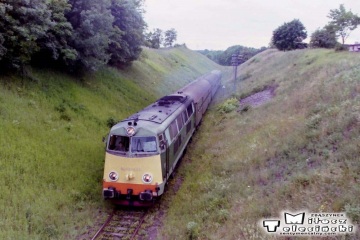 SU45-028 z osobowym od strony Olsztyna zbliża się do stacji Mikołajki w dniu 18.06.1993.