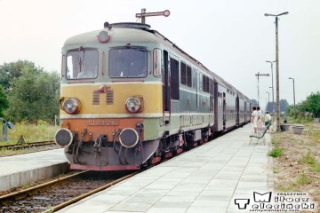 ST43-216 Z Gorzowa do Zbąszynka wjeżdża z wieczornym osobowym na stację Gorzów Zieleniec w dniu 05.08.1990.