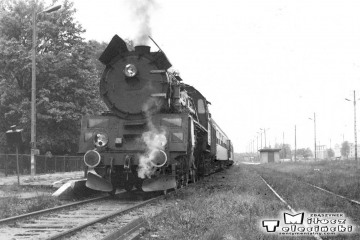 Osobowy z Ol49-61 do Ełku - Białegostoku i dalej do Warszawy w Gołdapi w dniu 29.09.1990.