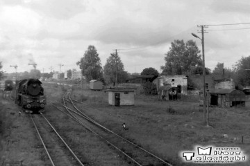 Ol49-61 do pociągu Ełk - Białegostok i dalej do Warszawy w Gołdapi w dniu 29.09.1990.