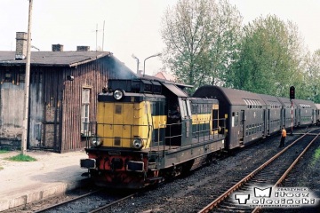 03.05.1991. SP32-033 ze składem z Poznania wjeżdża na peron trzeci w Gorzowie Wlkp.