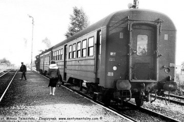 Gorzów Zieleniec. Pociąg osobowy z Gorzowa do Rudnicy w dniu 04.09.1986. Pociągi czasowo dojeżdżały tylko do Rudnicy a odcinek Rudnica - Chyrzyno był w remoncie. Parowóz to Ty2-1332.