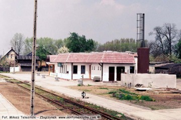 Gorzów Zieleniec w maju 1991 tuż po oddaniu nowego budynku. Tablica z nazwą stacji stoi jeszcze nie zawieszona oparta o ścianę.