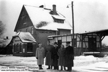 Płonica - Bolemin około 1960 roku. Pierwszy od prawej zawiadowca stacji Edmund Matyjaszczyk.