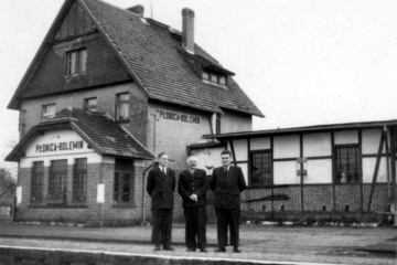 Płonica - Bolemin około 1960 roku. Po środku zawiadowca stacji Edmund Matyjaszczyk.