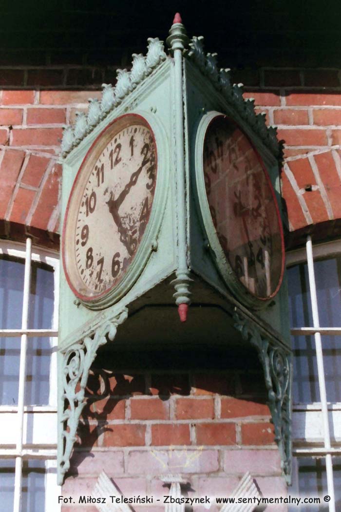 Ten okazały zegar w latach powojennych został przeniesiony tutaj z Międzychodu. Foto z dnia 19.03.1990.