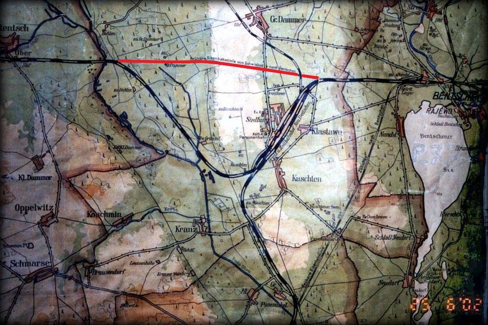 Mapka z 1930 roku. Widzimy świeżo wyłączone z eksploatacji stare tory. Tymczasowy odcinek toru do Międzyrzecza, czynny do lata 1930, już jest zapomniany.