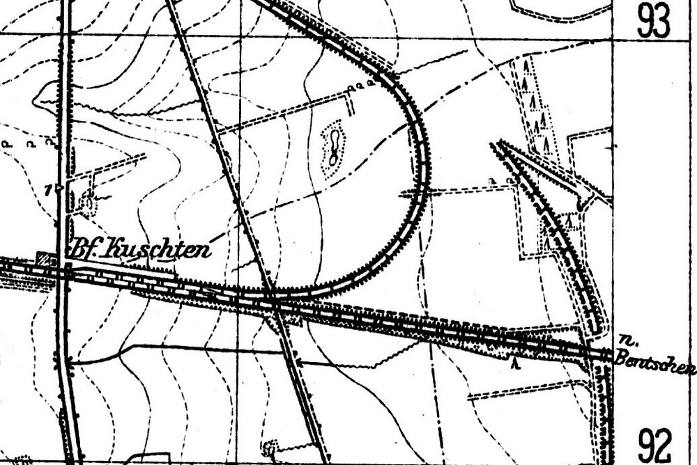 Mapka z 1929 roku. Zakręt o długości 750 metrów utworzony w 1920 roku. Zapewniał on dojazd, osiedlającej się ludności do miasta powiatowego jakim był Międzyrzecz. Sytuacja ta trwała do 30.04.1930 roku..