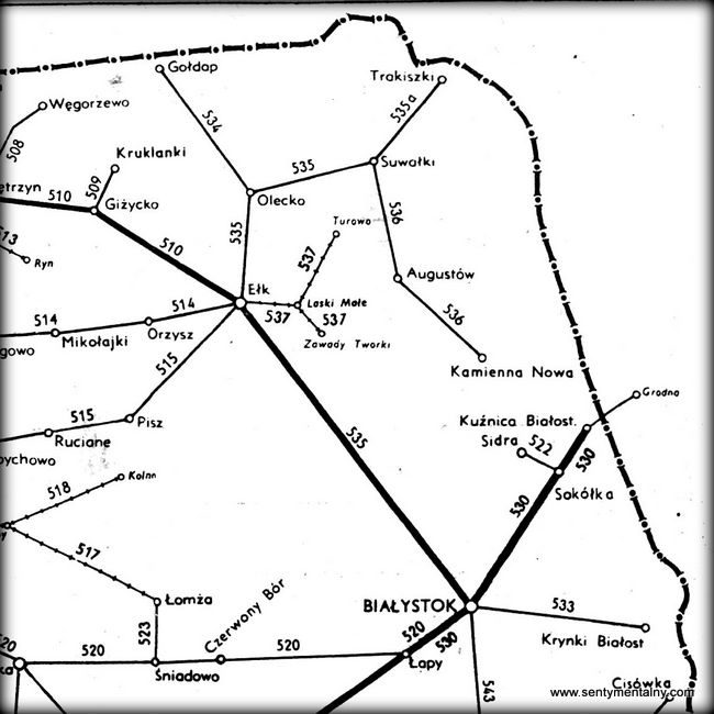 Mapka z Sieciowego Rozkładu Jazdy Pociągów z roku 1963/64. Ruch pociągów z Suwałk odbywał się od północy do stacji Kamienna Nowa. Od południa linię ukończono do stacji Sidra.
