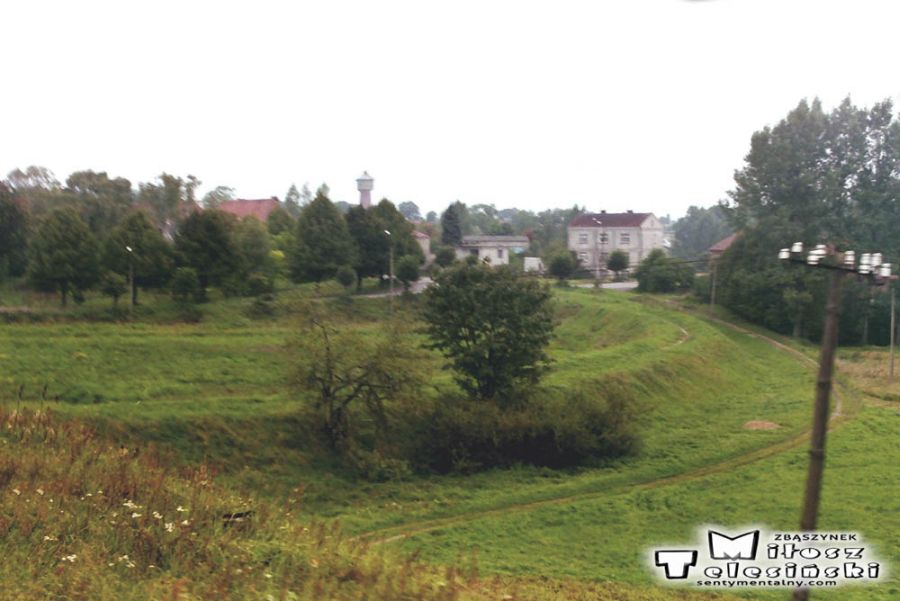 Olecko, odgałęzienie w stronę Świętajna. Po lewej, nasyp po nieczynnej od 1945 roku kolejce, zmierza do  "przejścia" pod linią Ełk - Olecko. Widok z pociągu w kierunku Suwałk w dniu 14.09.1990.