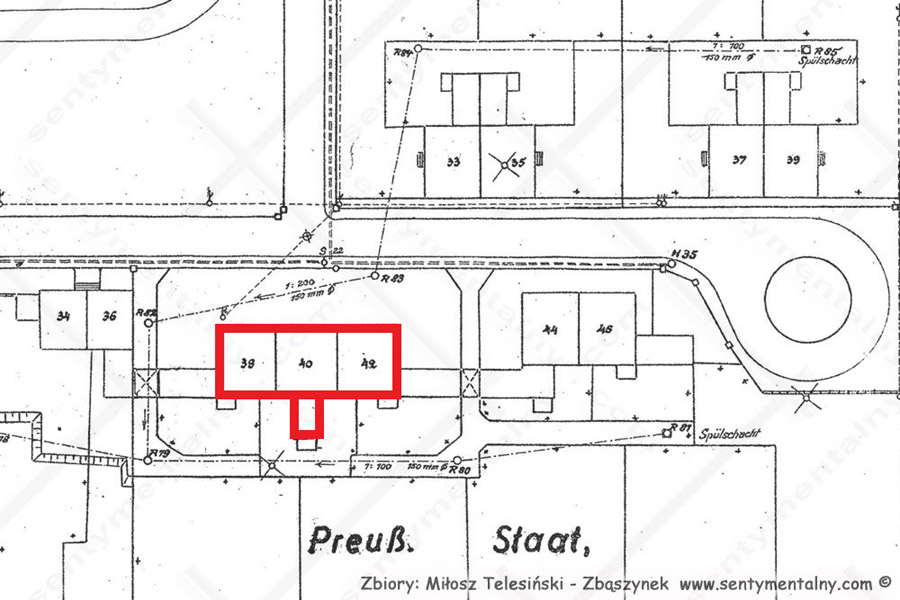 Fragment planu Zbąszynka (Neu Bentschen) z 1927 roku. Zaznaczony na czerwono budynek, zbombardowany w 1945 roku. Znajdowały się w nim trzy mieszkania, należące do funkcjonującego niemieckiego urzędu, mającego związek ze strażą graniczną (grenzpolizei). Obiekt był związany użytkowo z budynkami na końcu ulicy, koło ronda. Dzisiaj w tym miejscu stoją dwa wybudowane w latach 80 tych budynki jednorodzinne, które według numeracji odpowiadają lokalom zburzonego obiektu, które są przyporządkowane do skrajnych jego mieszkań. środkowy numer nie jest dzisiaj „zagospodarowany”. 