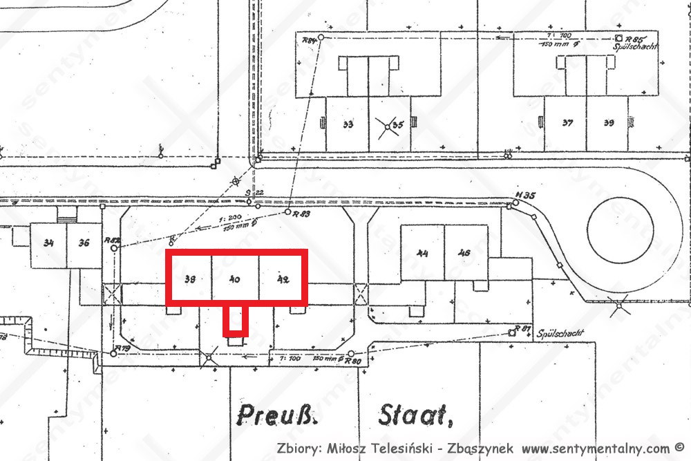 Fragment planu Zbąszynka (Neu Bentschen) z 1927 roku. Zaznaczony na czerwono budynek, zbombardowany w 1945 roku. Znajdowały się w nim trzy mieszkania należące do funkcjonującego niemieckiego urzędu, mającego związek ze strażą graniczną (grenzpolizei). Obiekt był związany użytkowo z budynkami na końcu ulicy, koło ronda. Dzisiaj w tym miejscu stoją dwa wybudowane w latach 80 tych budynki jednorodzinne, które według numeracji odpowiadają lokalom zburzonego obiektu, które są przyporządkowane do skrajnych jego mieszkań. Środkowy numer nie jest dzisiaj „zagospodarowany”.