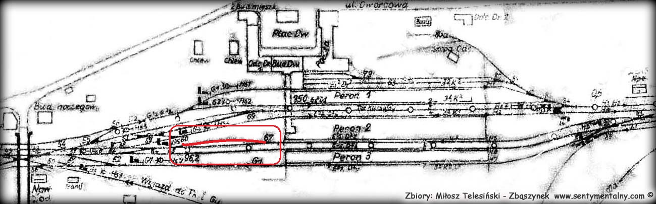 Do chwili wybudowania przejść podziemnych kładka dla pieszych kończyła się za peronem drugim, tory przy trzecim były jeszcze nieukończone, tor ostatni był peronem roboczym, gospodarczym i zawierał stanowisko do czyszczenia wagonów. Przejazd drogowy przy nastawni Zk-1 (tutaj Npo), będzie wybudowany dopiero w latach 60 tych, był ujęty w  planach,  już w 1940 roku. Tor boczny za peronem drugim, dopiero od 1944 roku ma wjazd z jednej strony. 